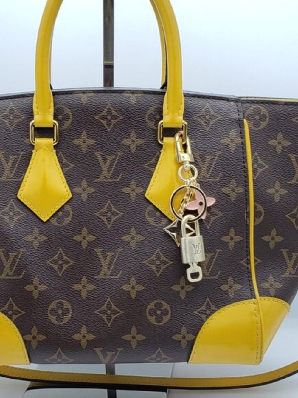 Authentic Louis Vuitton Gold Padlock 🔒 Key Set w/Unbranded Flower Bag Charm - Picture 3 of 11